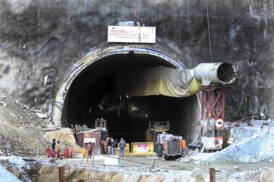 Perforadora avanza para rescatar a 40 trabajadores atrapados en un túnel derrumbado en India