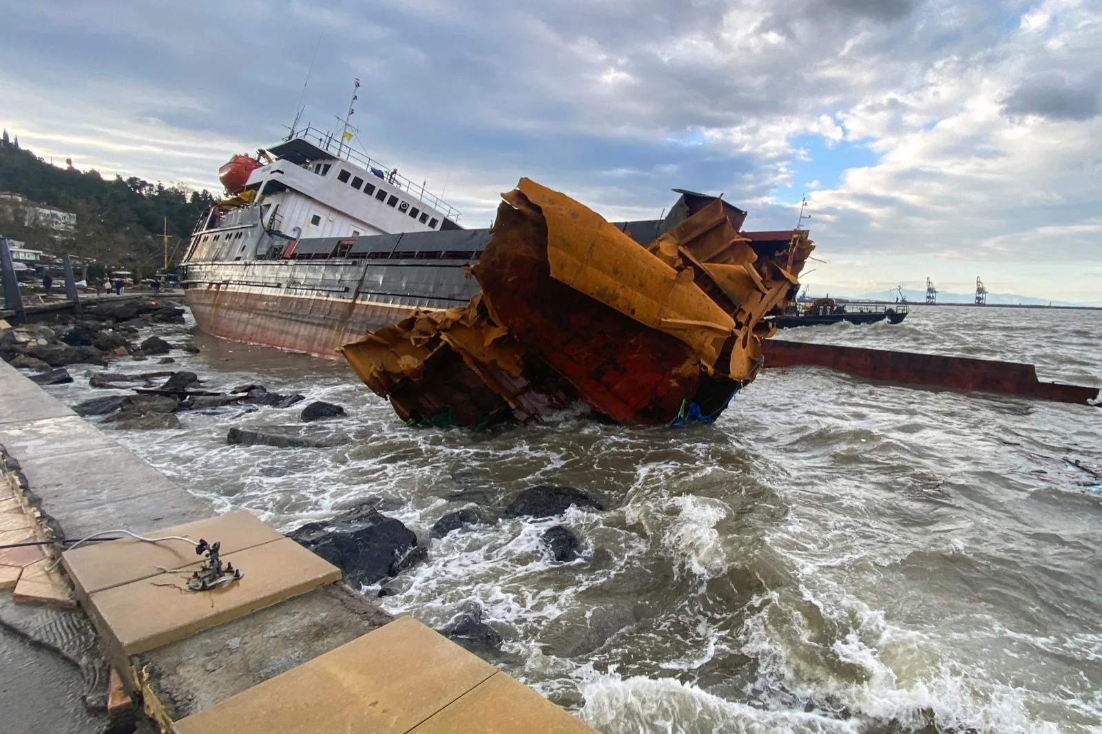 Tormentas en Turquía dejan nueve muertos; hay 11 desaparecidos al naufragar un barco