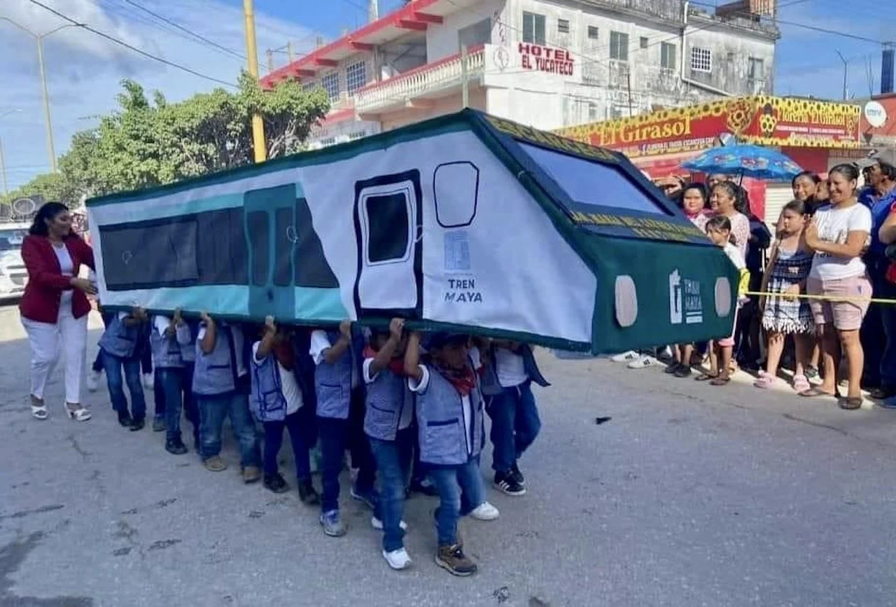 Disfrazan de Tren Maya a niños de preescolar para el desfile de la Revolución