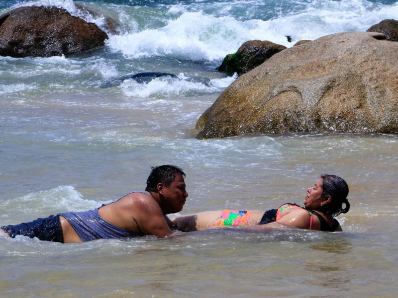 Turistas y habitantes vuelven a las playas en Acapulco… hasta arman ‘bailongo’