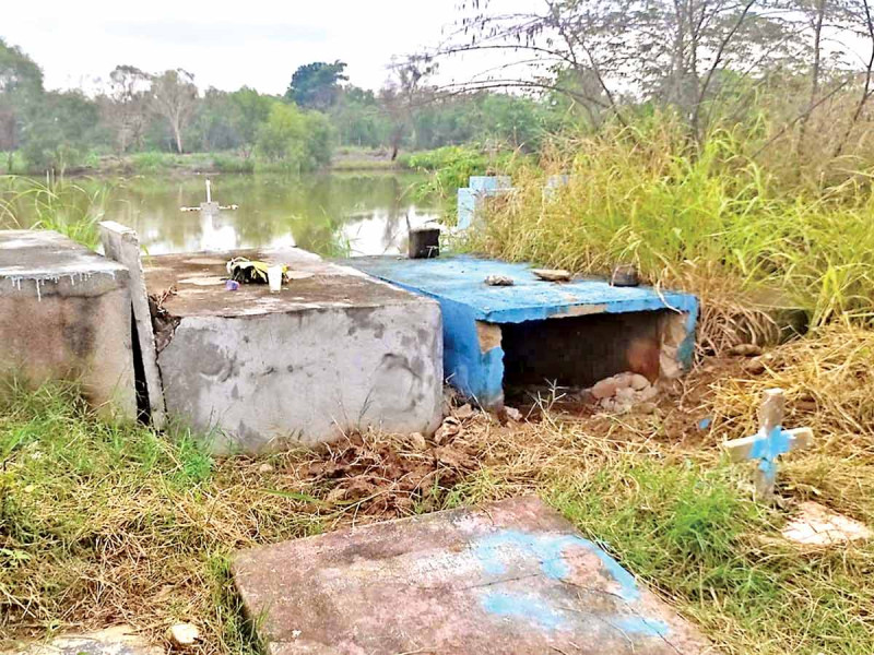 Río Grijalva se lleva cuerpos de panteón; catástrofe por lluvias