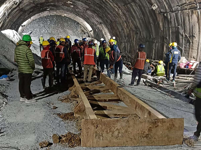 Siguen labores de rescate para salvar a 40 obreros atrapados en un túnel en India