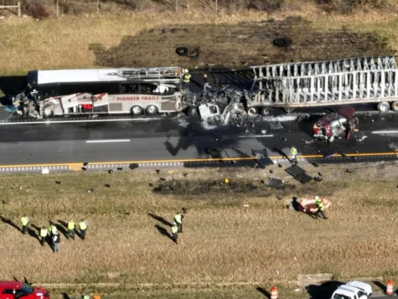 Camión choca contra bus donde viajaban alumnos en EU; deja 3 muertos y 18 heridos