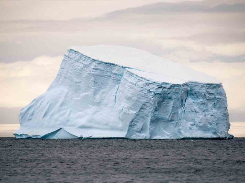 Monstruoso iceberg tan grueso como el Empire State flota a la deriva tras 30 años encallado