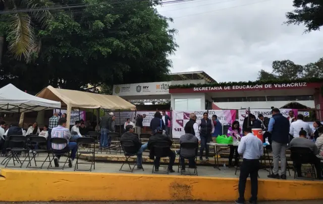 Maestros toman la SEV previo a comparecencia de Víctor Vargas