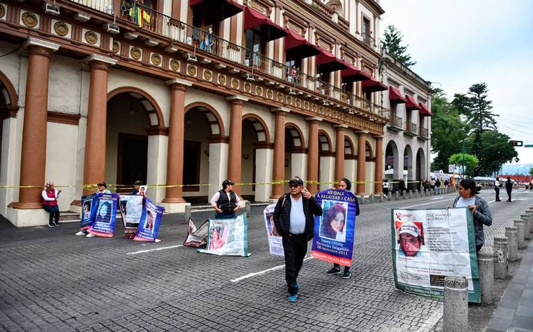 Bloquean centro de Xalapa; Colectivos exigen atención a problema de desaparecidos