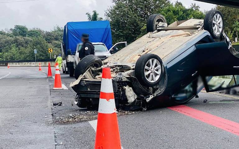 Cuatro personas resultaron lesionadas tras volcadura en autopista a Perote