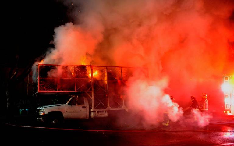 Camión que transportaba verduras se incendia en Acayucan