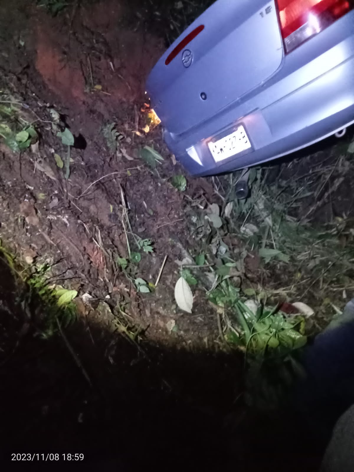 DOS ISLEÑOS CAEN A UN BARRANCO Y CASI PIERDEN LA VIDA.