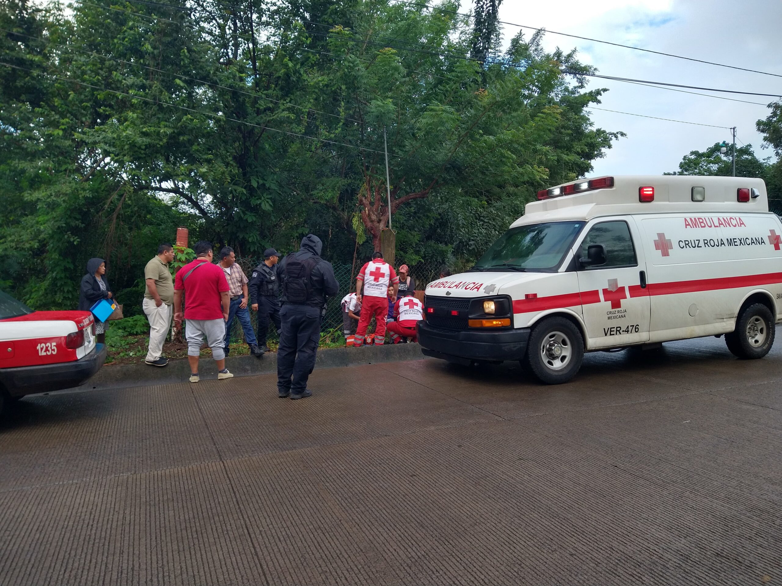 🚨 Taxi atropella a ciudadano y lo trasladan al hospital.