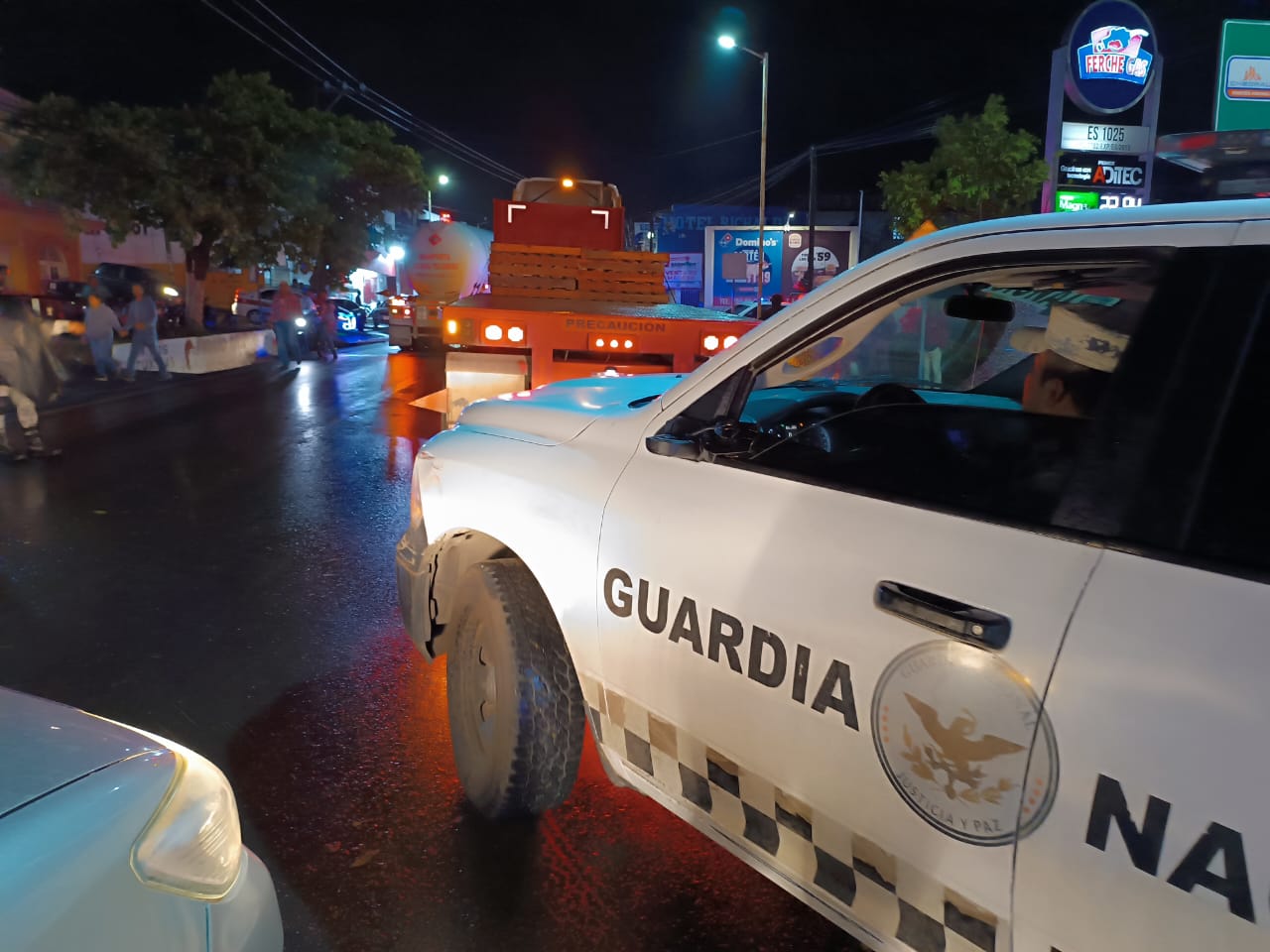 🚨 Accidente entre patrulla de la GN y tráiler.