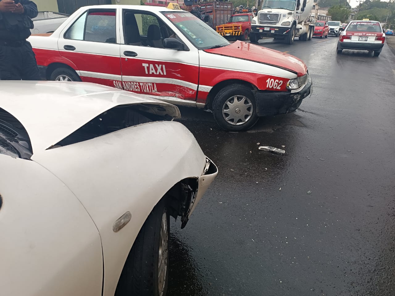 🚨 Daños materiales tras choque entre taxi y particular.