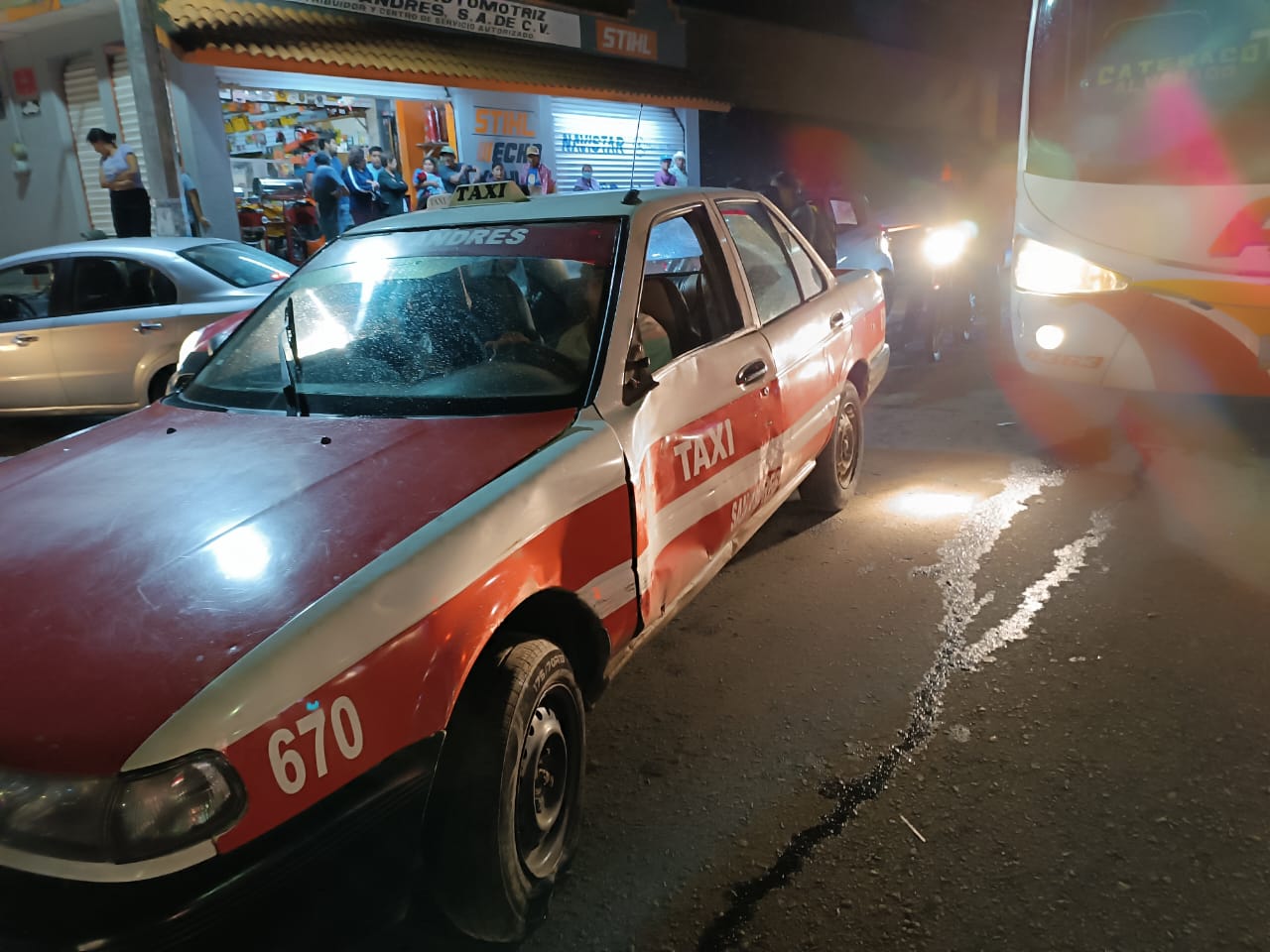 🚨 Taxista provoca accidente y luego se retira.