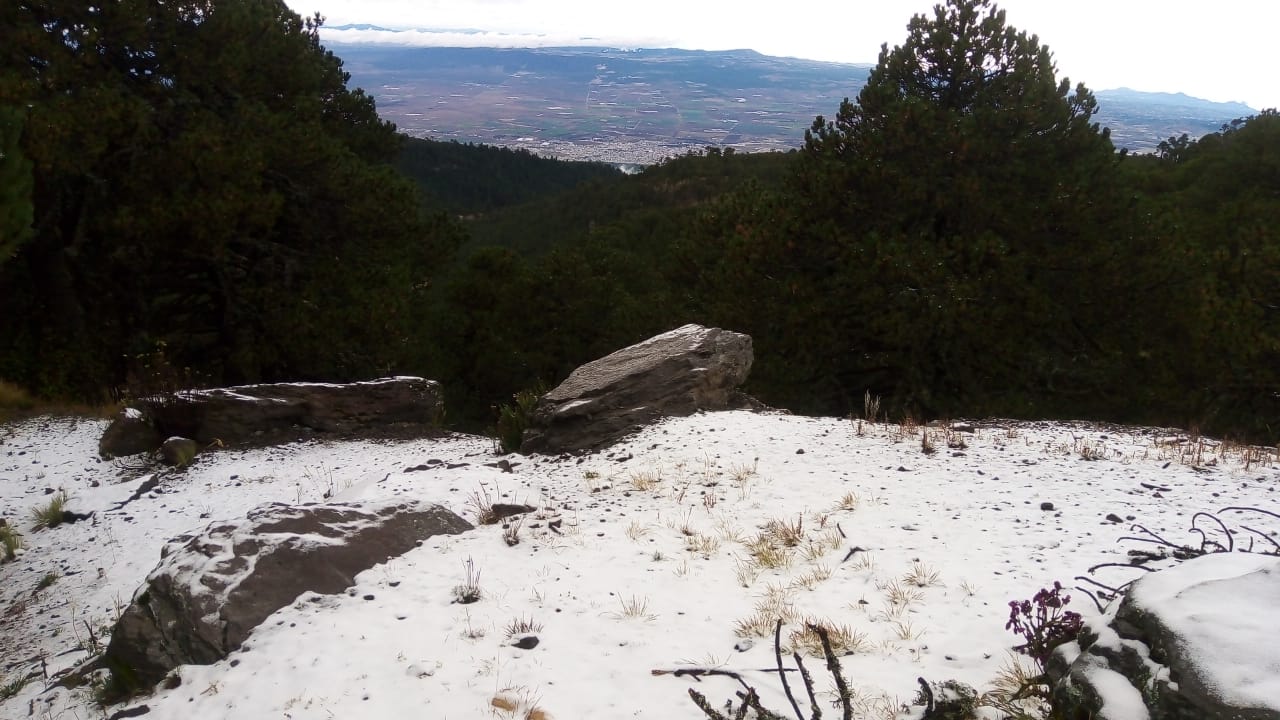 Cae aguanieve en el cofre de Perote ante la entrada de un frente frio.