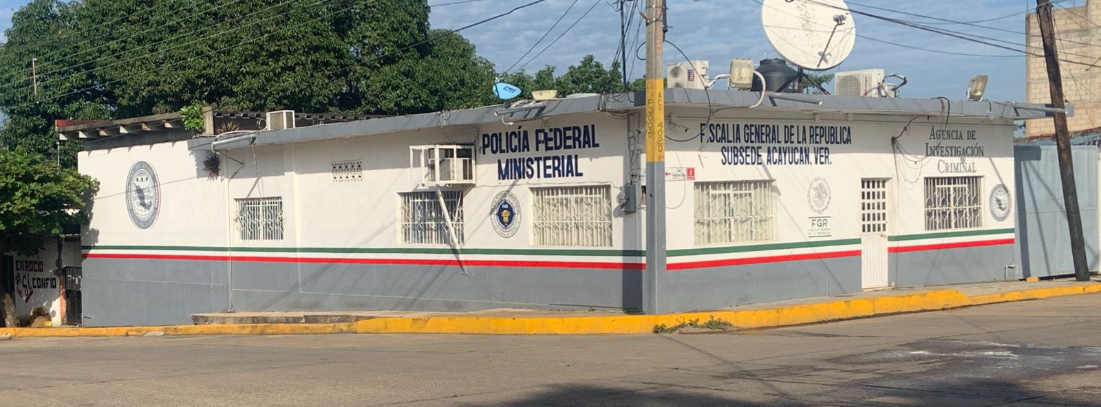 Capturan investigadores federales a pollero con familia salvadoreña en Acayucan