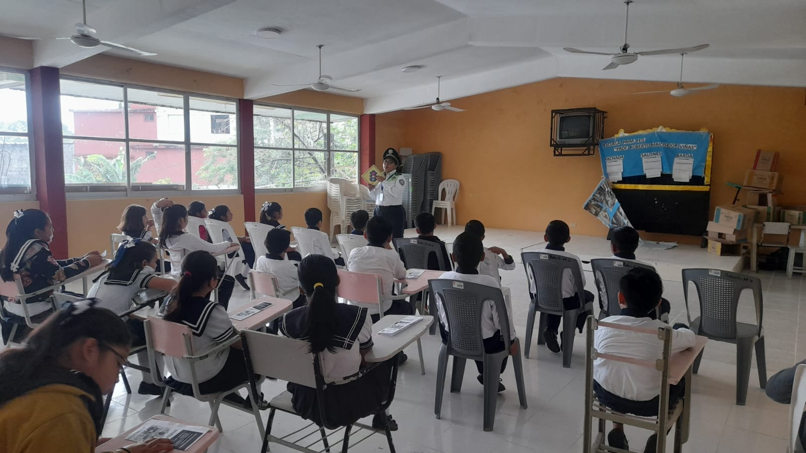 Instruye delegación a alumnos en cultura vial