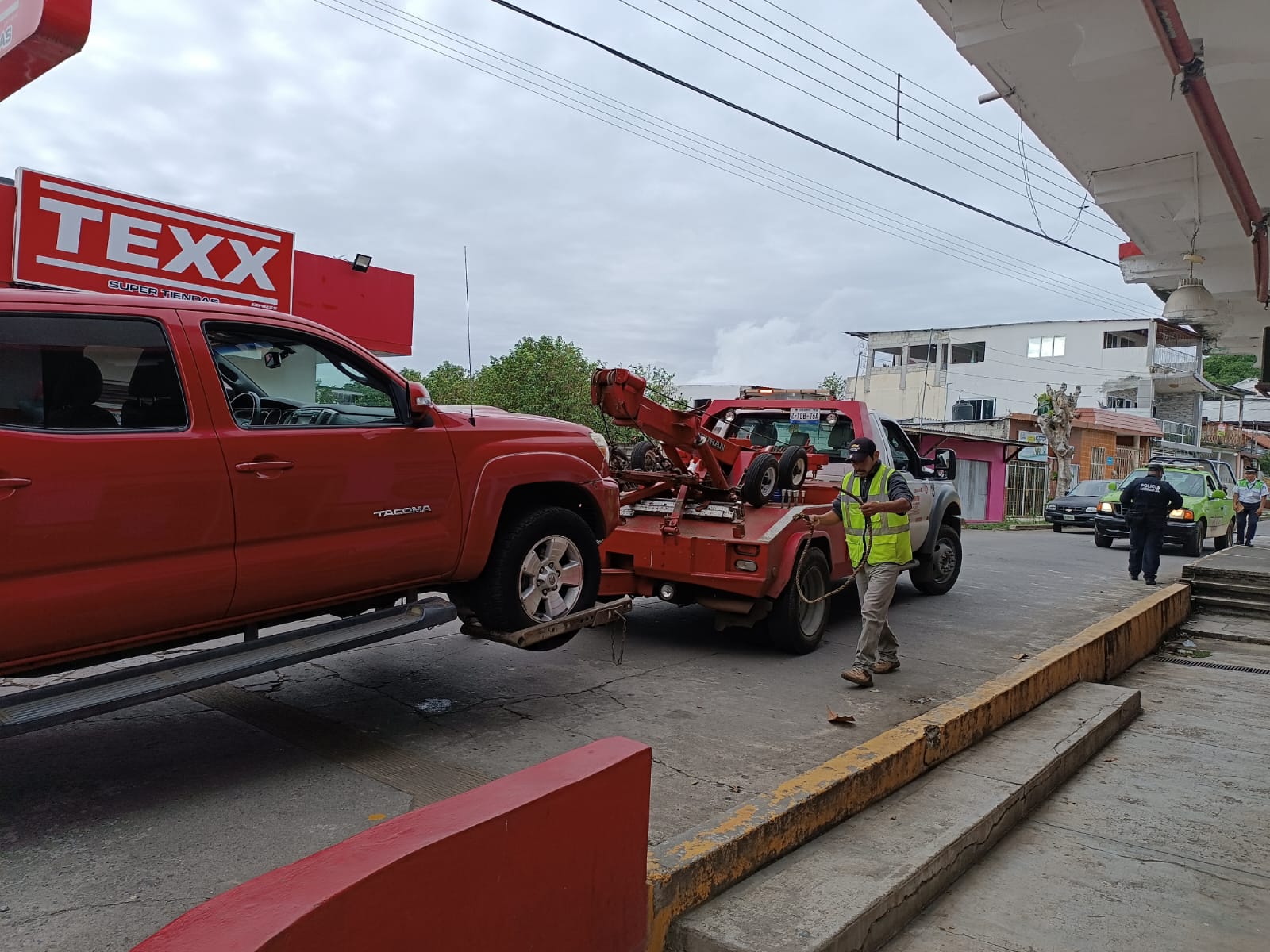 🚨 Mujer sufre posible trauma craneoencefálico al ser atropellada.