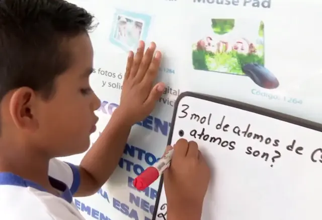 Axel, niño genio de Veracruz, cautiva a escuelas de nivel nacional