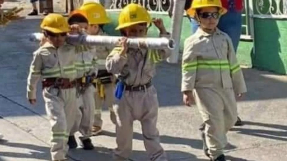 Niños se disfrazan de cuadrilla de la CFE en Guerrero; se viralizan