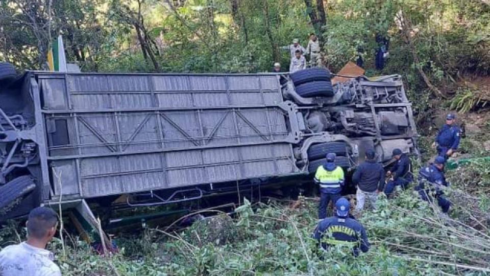 Autobús vuelca en la Sierra Sur de Oaxaca y deja un muerto y 30 heridos en Putla