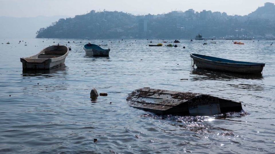 Rosario espera en el malecón de Acapulco que la marea regrese a su esposo clavadista que «Otis» se llevó