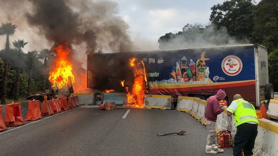 Tráiler se incendia en la autopista México-Cuernavaca y colapsa la circulación, hay cierre en ambos sentidos