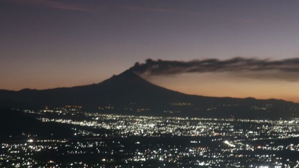 ¿Seres sobrenaturales? Captan misteriosas luces subiendo por las faldas del Popocatépetl