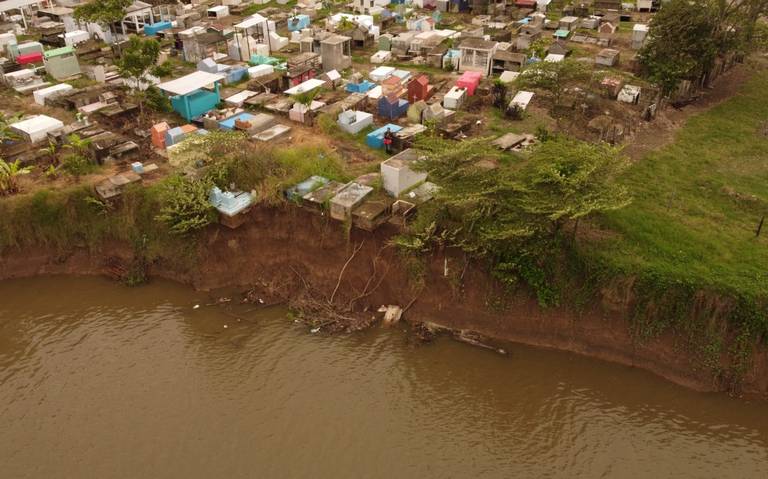 Río Grijalva se come panteón en Tabasco