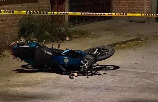 En Día de Muertos, menor fallece al derrapar en moto en Acultzingo