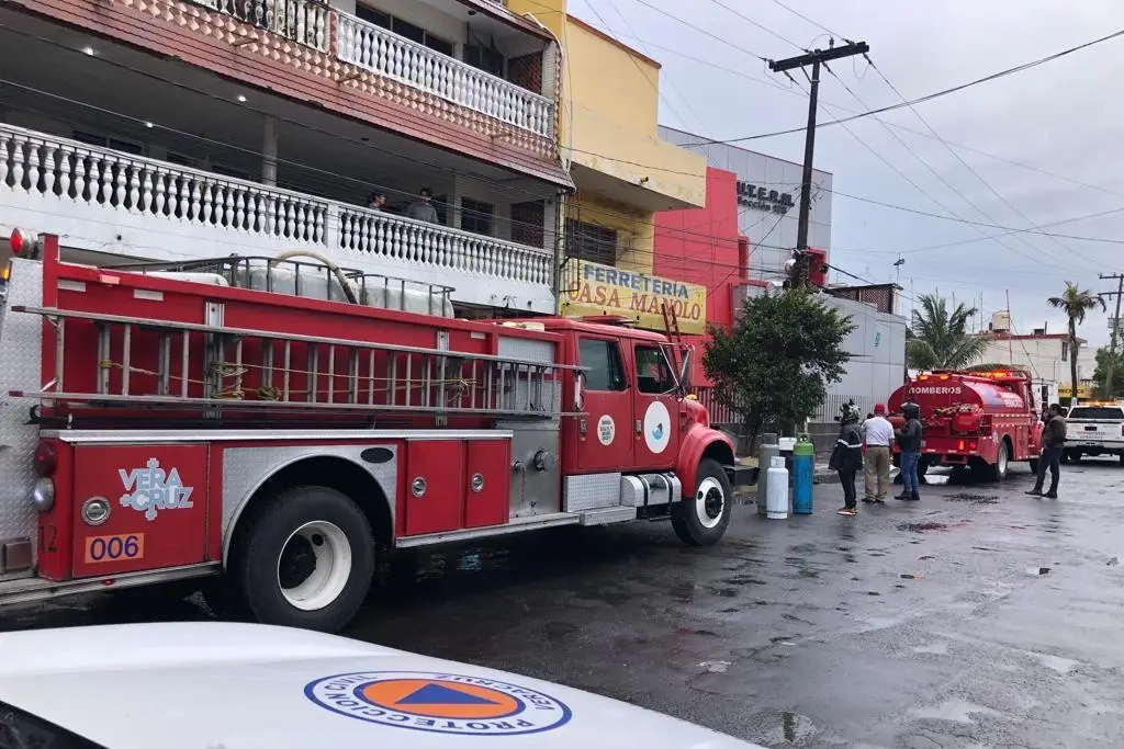 Incendio en centro de Veracruz; rescatan a perritos