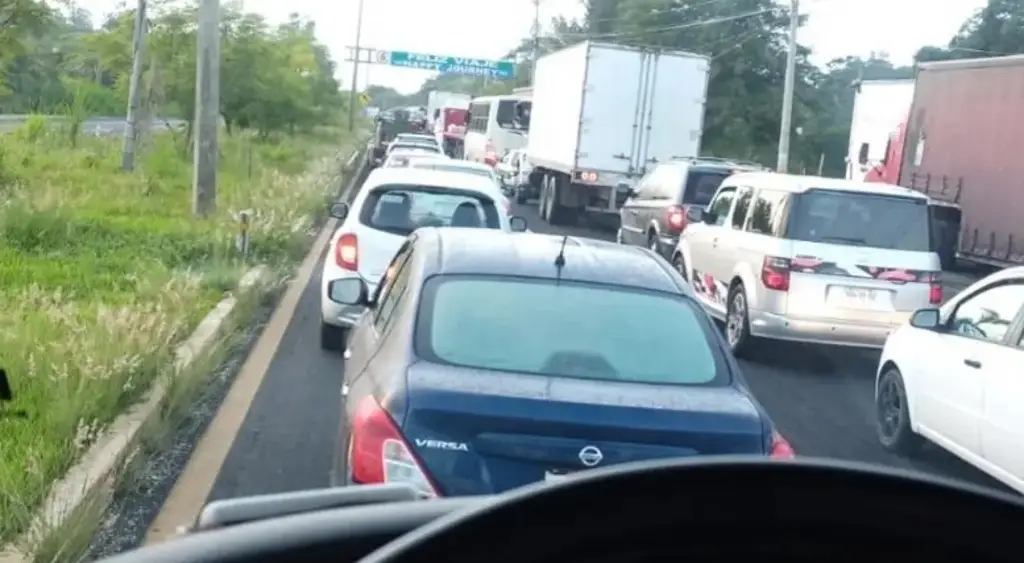 Reportan que se hacen filas de hasta 6 horas en carreteras del sur de Veracruz