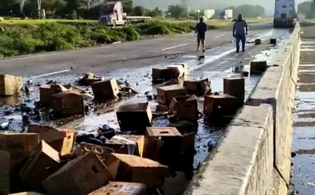 Vuelca camión de cervezas en autopista Córdoba-Veracruz y rapiñeros se llevan mercancía