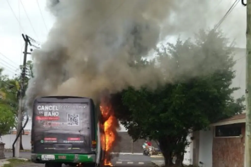 Transporte público arde en llamas cuando circulaba en fraccionamiento