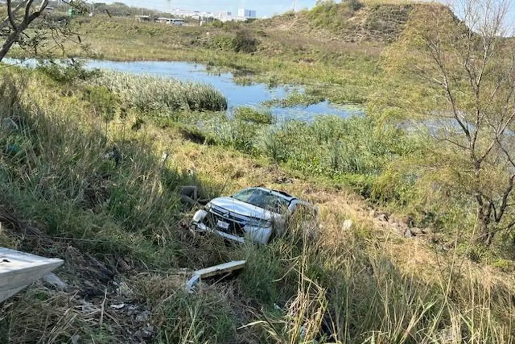 Hombre acaba con todo y camioneta sobre laguna de Veracruz