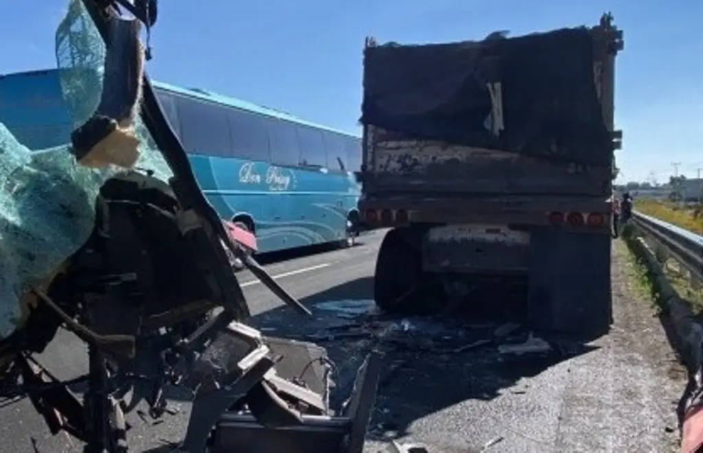 Choque de autobús y tráiler en autopista México-Veracruz deja 18 heridos; reportan 5 de gravedad