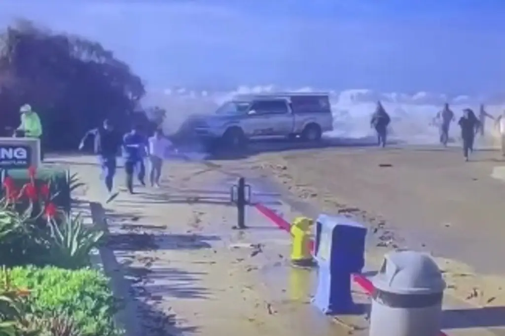 Enorme ola golpea playa en California y deja 8 heridos