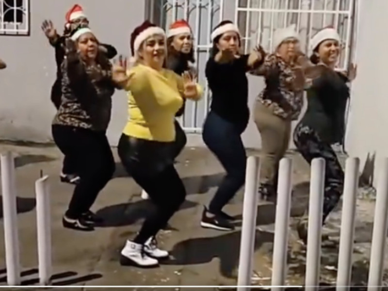 ¡Las plásticas! Señoras bailan ‘Jingle Bell Rock’ de ‘Mean girls’; se viralizan