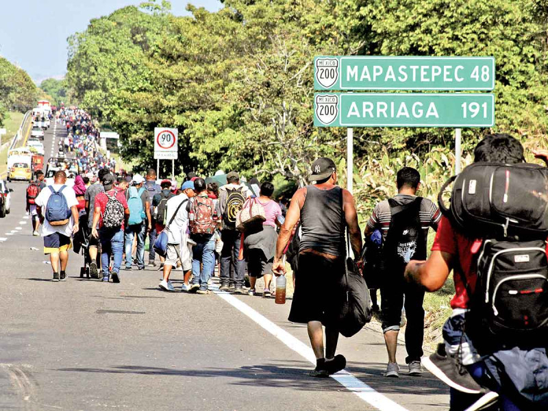 Guardia Nacional trata de frenar caravana; continúa su camino