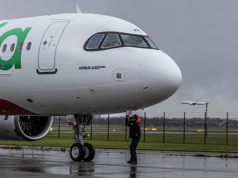 ¡De película! Migrante se cuela en tren de aterrizaje de avión y llega vivo a París