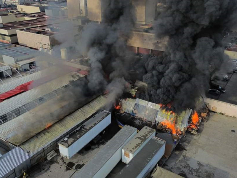 Por fuerte incendio en bodegas desalojan a médicos y pacientes en clínica del IMSS