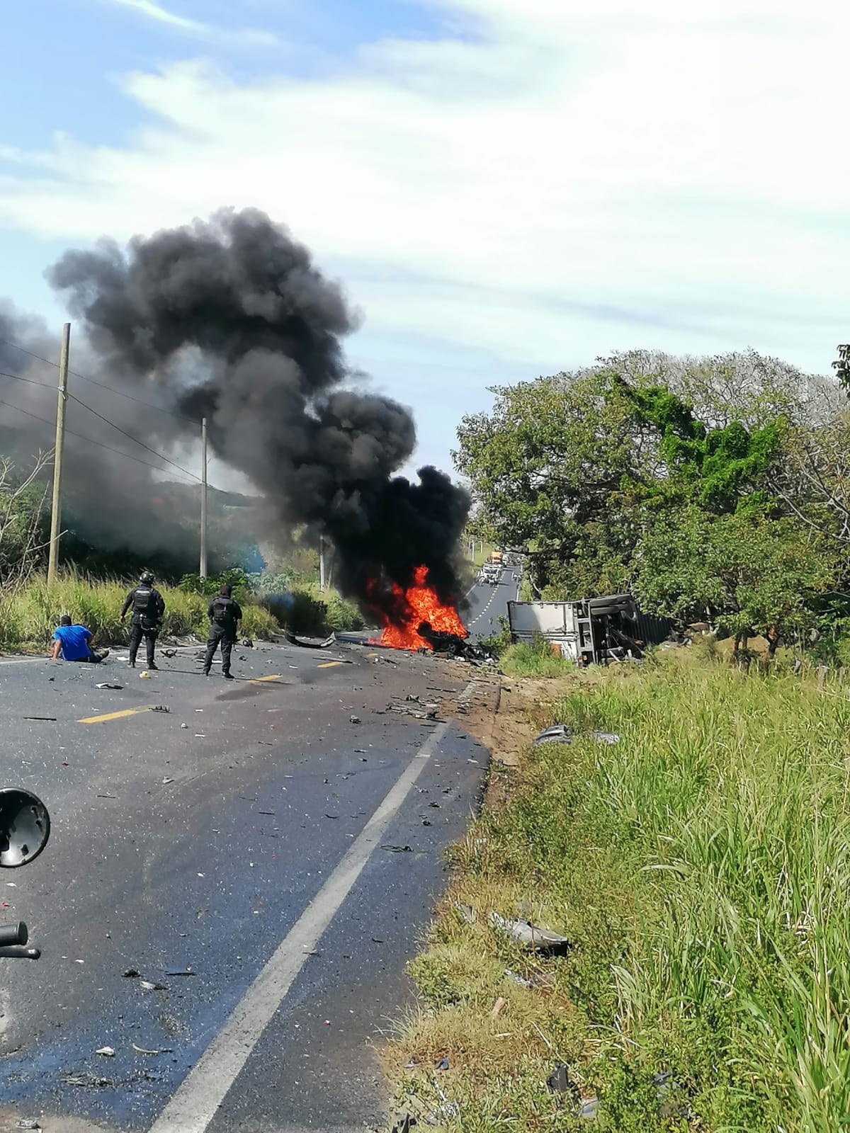 En Alvarado muere persona calcinada en su automóvil tras ser impactada por un tráiler