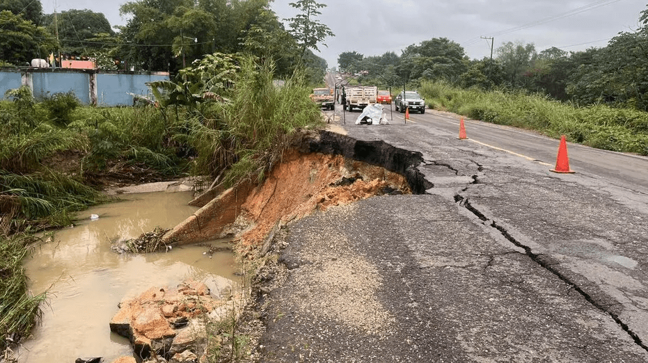 Enorme socavón se forma en carretera de Jáltipan tras lluvias por frente frío 13