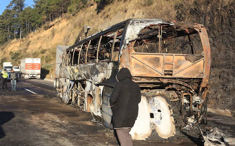 Autobús de la línea Azteca se incendia en la carretera Xalapa-Totutla