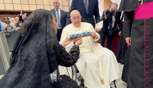 Papa Francisco da bendición ‘exprés’ al Tren Maya a días de su inauguración, presume Mara Lezama