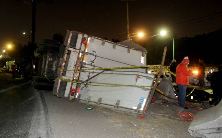 Volcadura de tráiler en autopista a Perote provoca cierre parcial del camino