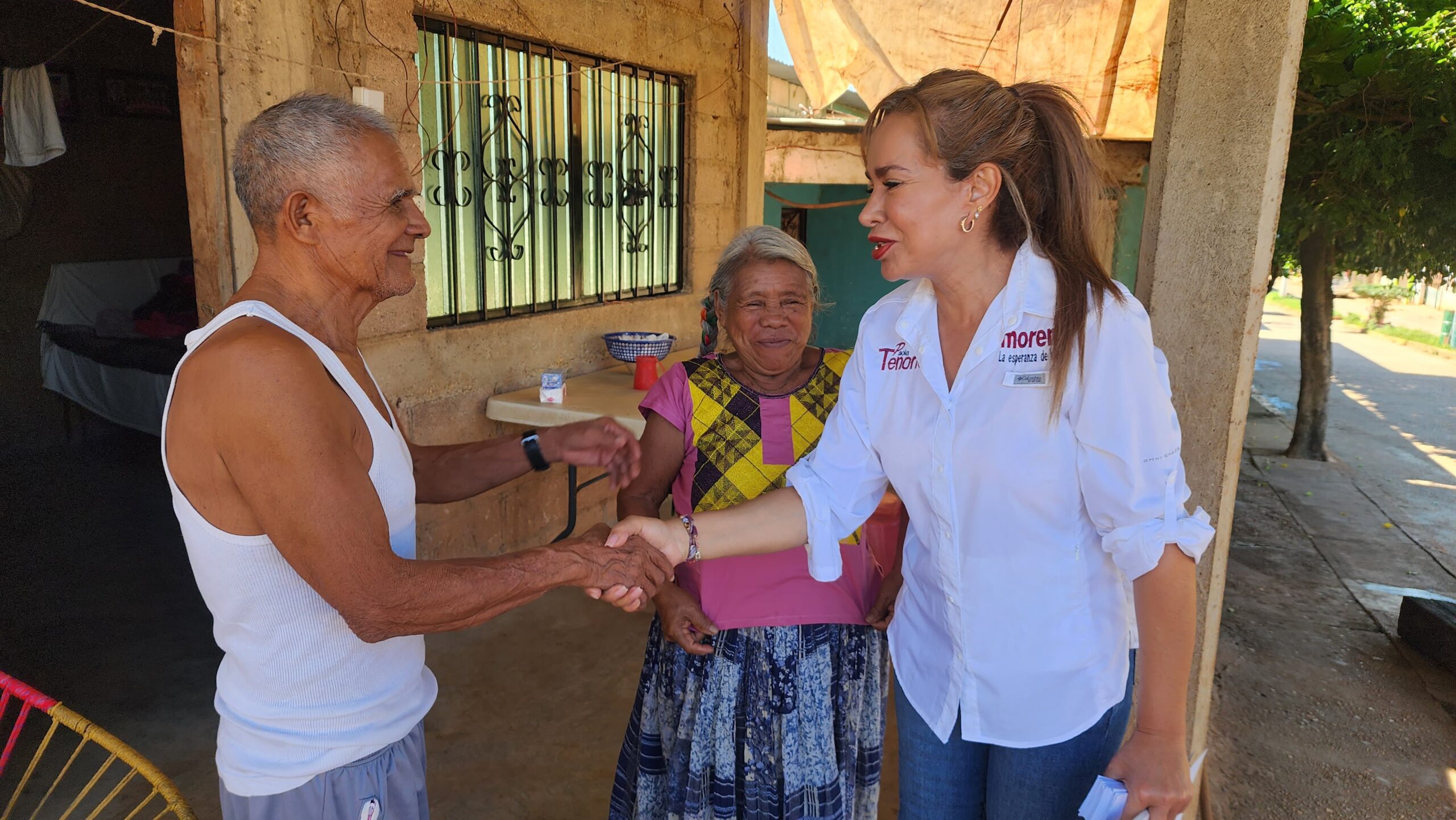 Recorre Mecayapan Paola Tenorio llevando mensaje de la 4T