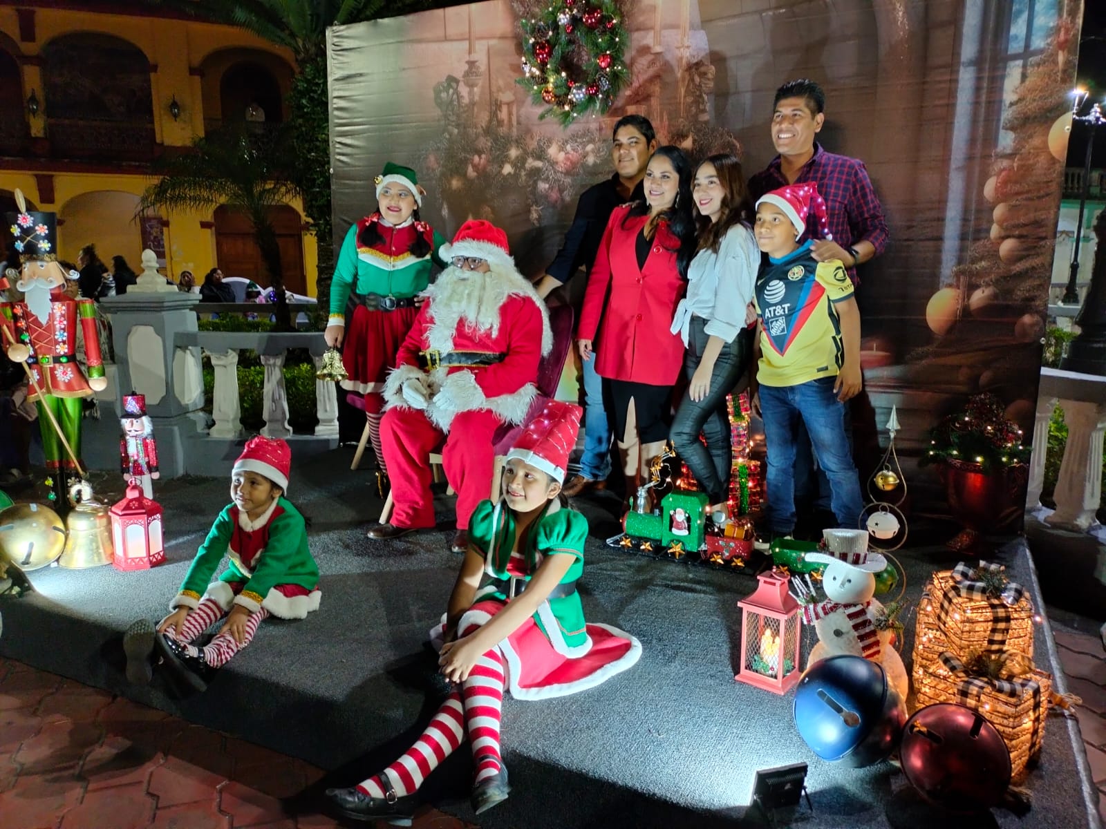 Encienden gran árbol navideño en Santiago Tuxtla