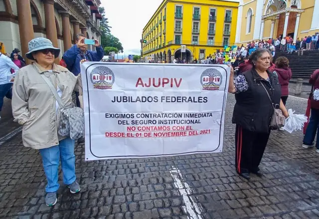 Desisten pensionados de protestas en Xalapa; SEV les pagará seguro