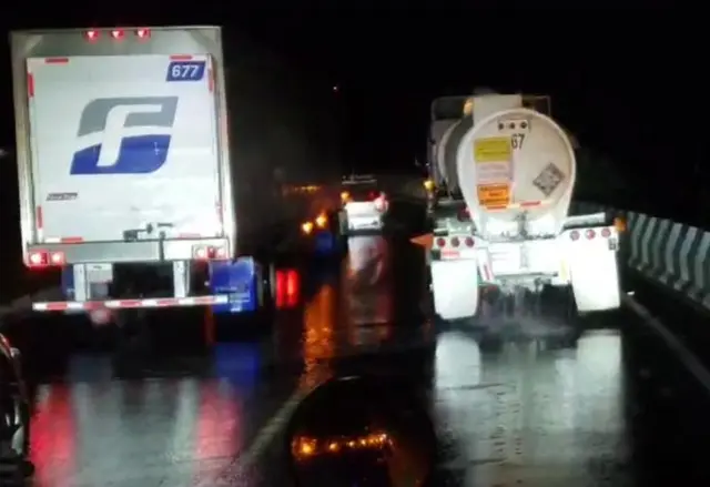 Derrame de sosa cáustica paraliza tráfico en autopista Puebla-Orizaba