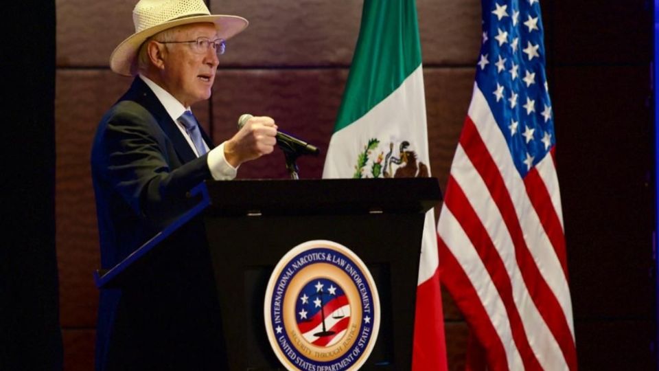 Siete de cada 10 armas ilegales en México llegaron desde EU: Ken Salazar urge a combatir el tráfico